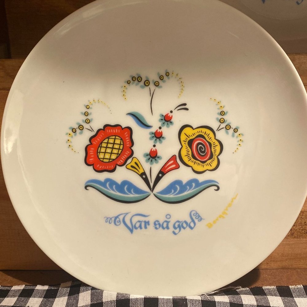 BERGGREN SWEDISH FLOWER 'VAR SÅ GOD' DESIGN 7 1/2 INCH PORCELAIN PLATE SET (4)
